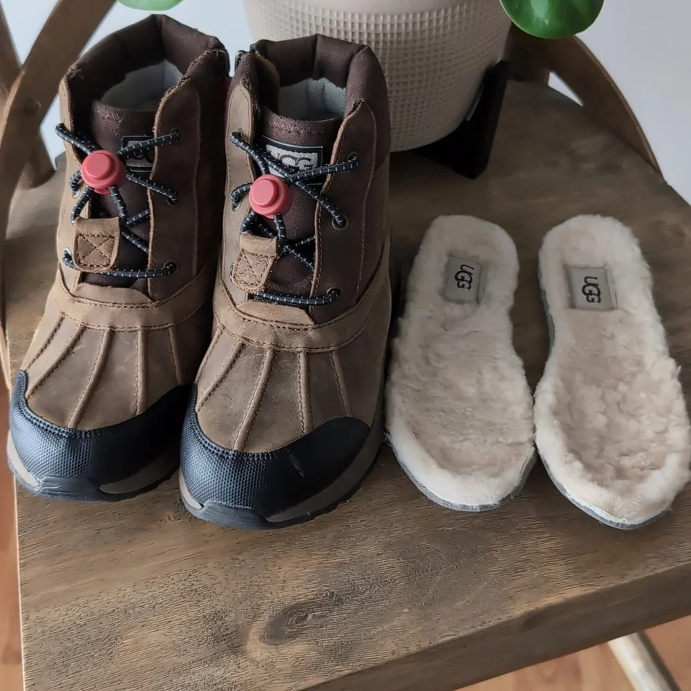UGG Turlock Boots Leather Weather Size 2 Little Kid Walnut